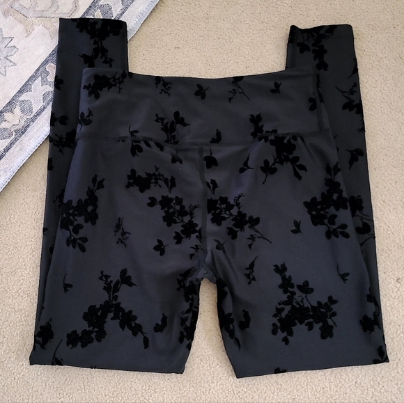 SoulCycle Velvet Flocked Floral Print Leggings In Black Size Medium - Picture 3 of 5